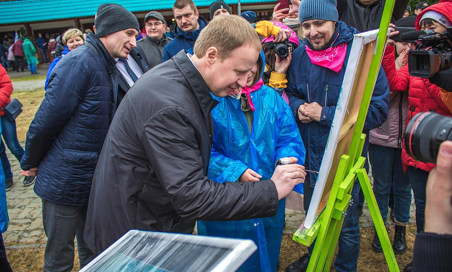 Губернатор встал за мольберт Алтайского госуниверситета: студенческие площадки пользовались успехом на «Цветении маральника»