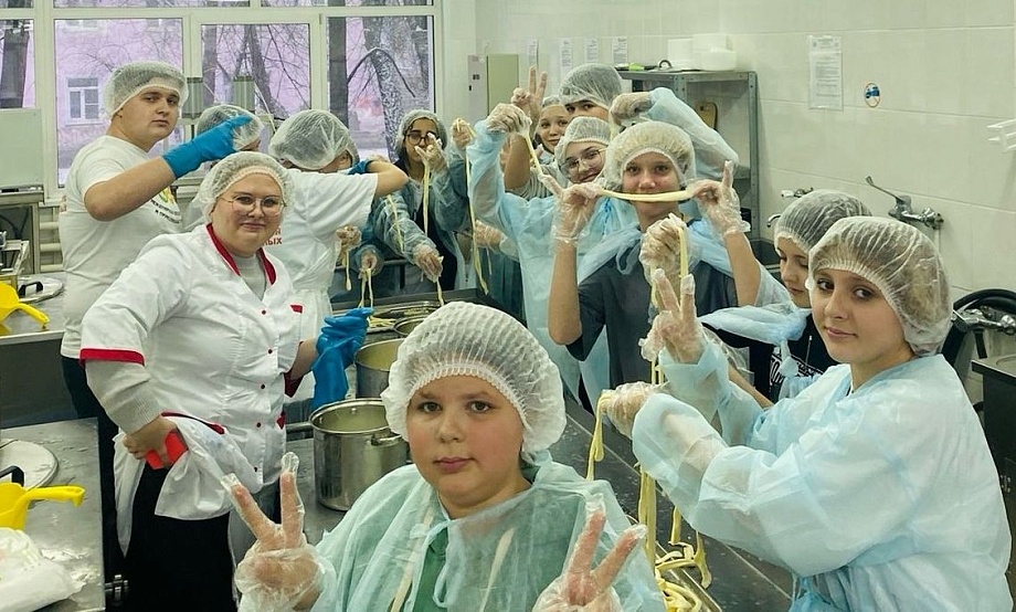 Тянуть сырное тесто и кристаллизовать шоколад школьников учат в Международном колледже сыроделия и профтехнологий