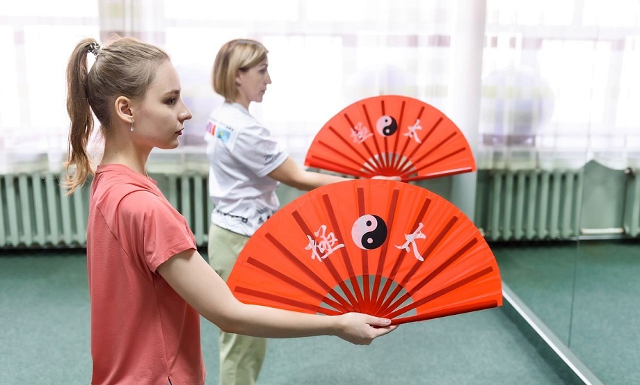 Выпить «Золотого дракона» и сделать «Восемь кусков парчи»: день в «Алтайском замке» по восточной системе оздоровления