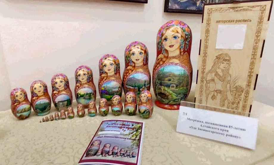 Духи и этноодежда, косметика, украшения и угощения: 52 сувенира из Алтайского края прошли в окружной этап конкурса