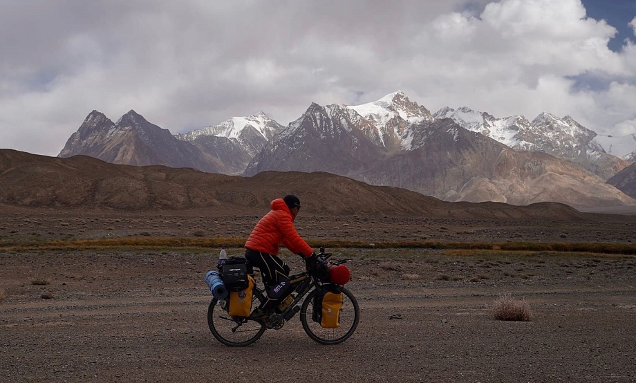 «Тоннель смерти», высокогорные перевалы и самая красивая дорога в жизни: одиночное велопутешествие барнаульца по Памиру