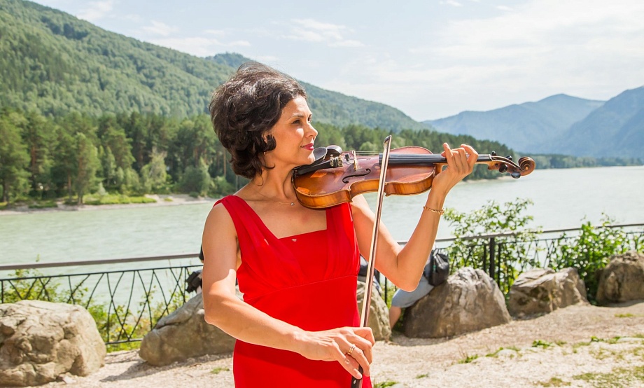 Скрипки и флейты, клавиши и «шаманский» вокал: на Бирюзовой сцене фестиваля «Шум Катуни» классику будет сменять этно