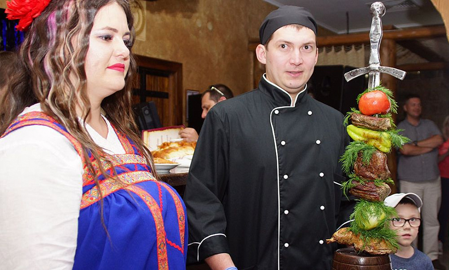 На гастрономическом фестивале в Белокурихе гостей угощали пятиметровой колбасой, двухметровой пиццей и мясом на мече