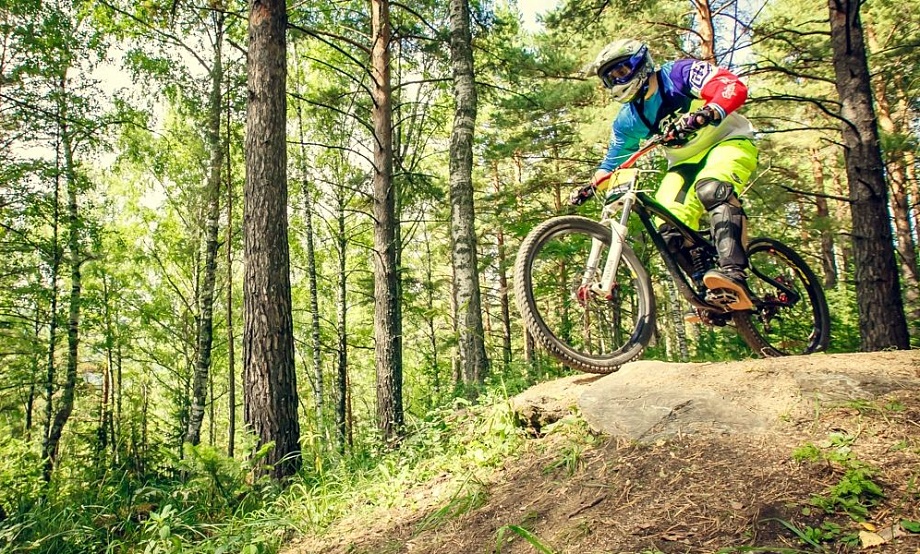 Под Белокурихой прошли первые соревнования по скоростному спуску. Велопарк «Белка в колесе» открыт для катания