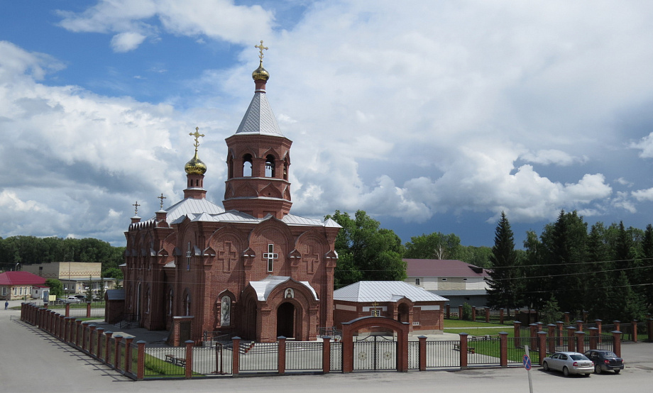 В алтайском селе организуют экскурсии по храму, в котором крестили Михаила Калашникова