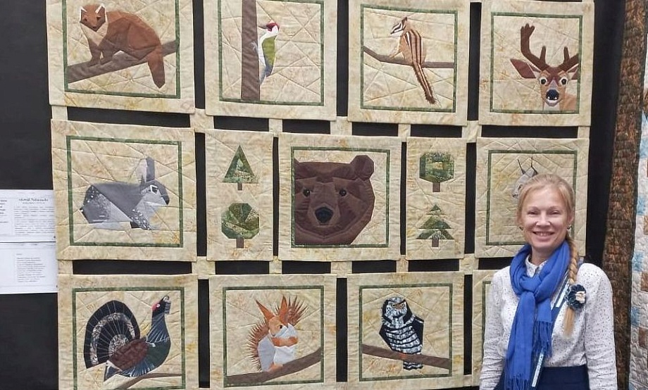Для фестиваля лоскутного шитья барнаульские мастерицы сделали панно с обитателями таежного Алтая