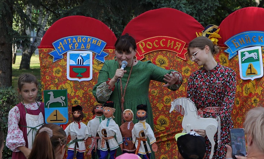 Играть на сцене и инструментах, в слова, настолки и «бродилки», валять игрушки: 50+ видов игр на фестивале ГМИЛИКА