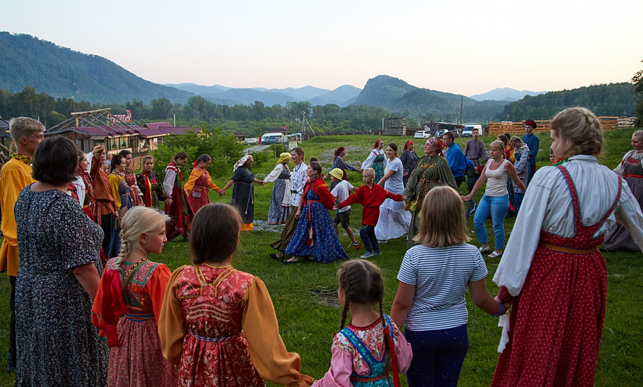 Сто фольклористов и 30 ремесленников познакомят на фестивале «Алтайские плетенки» с народными традициями
