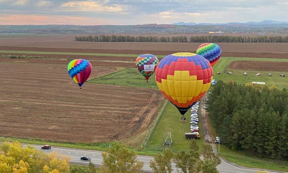 Об открытии Осеннего фестиваля воздухоплавания гости из разных регионов Сибири сообщают: «Феерично!»