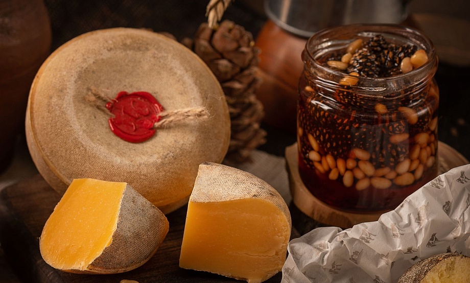Международный колледж сыроделия соединяет в экспериментальном продукте два алтайских бренда: сыр и мед