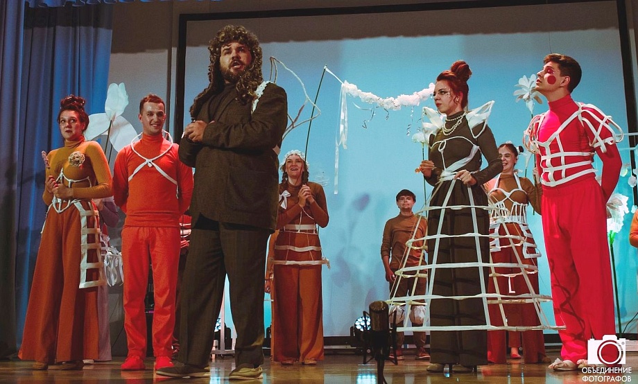 Снегурочки в санках, орнитолог на выставке, Рерих на мастер-классе и женитьба на сцене: чем порадуют выходные на Алтае