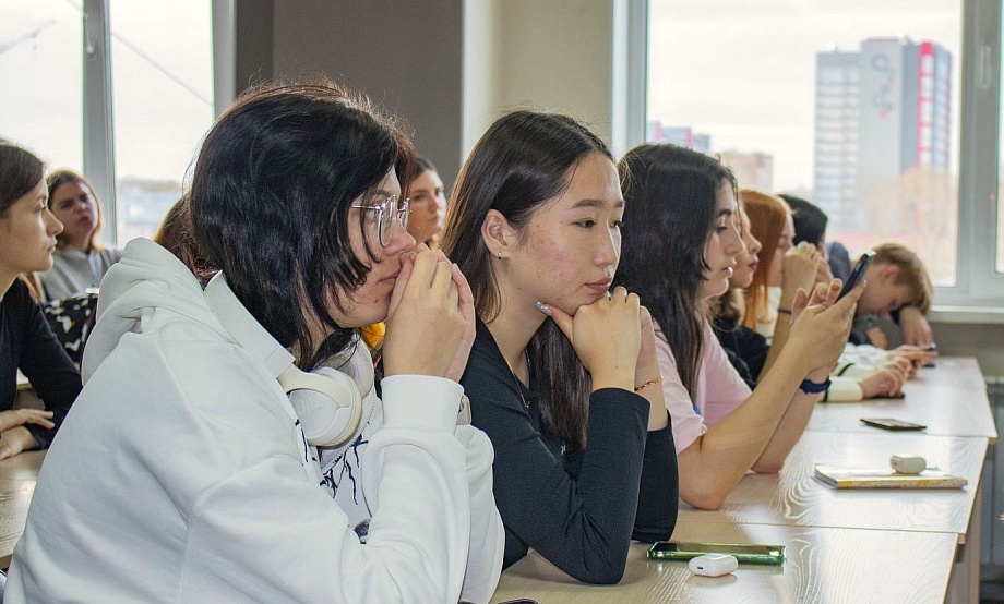 Бойцы сервисного студотряда из колледжа АлтГУ проходят целевое обучение профессии ассистента экскурсовода