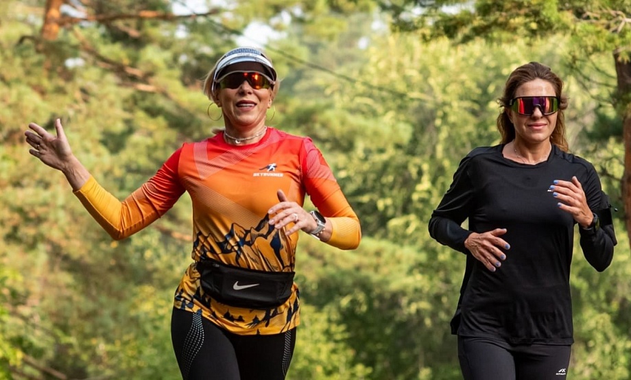 Казачьи гуляния и музейный киносеанс, беговое путешествие и турнир мотопарапланов: осенние выходные на Алтае