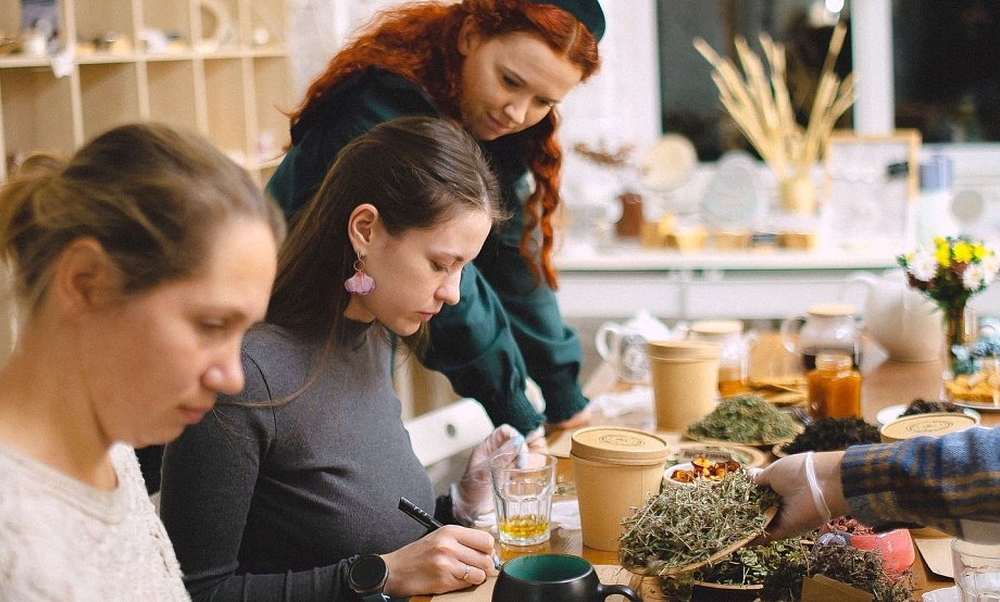 Дикие травы, ароматный рулет и хвойный воздух, крутые собеседники и механизмы гения: уикенд-гид по Барнаулу на 11-12 ноября