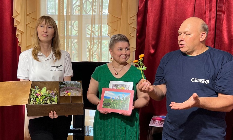 «Двойников» краснокнижных растений Алтая из полимерной глины демонстрирует «Фарфоровый сад» Инны Зуевой