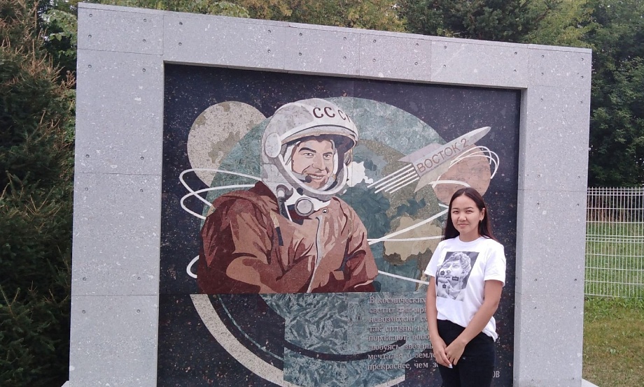 Колыванские камнерезы создали для мемориального музея Германа Титова большое мозаичное панно «Голубая моя планета»