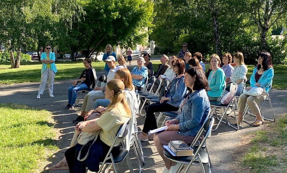 Два часа у «Шишковки»: в зеленом сквере вечером по средам – открытые спектакли, песни и разговоры