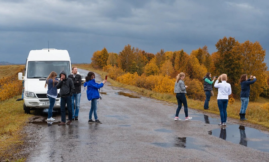 Время гранатов, горячих напитков и встреч с искусством: планы на уикенд в двух городах «Б» и далее