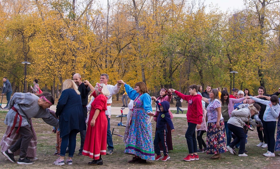 Золотая осень в Алтайском крае зовет на выходных фестивалить и прыгать через костер