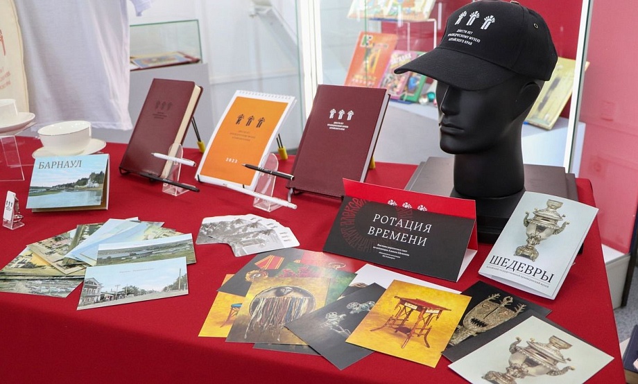 Фирменные сувениры и вещи с символикой Алтайского краеведческого музея можно приобрести через сайт