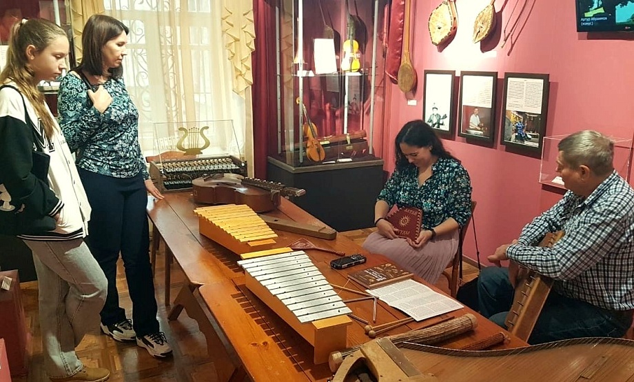 Встреча с создателем народных инструментов пройдет на выставке под наигрыши семейных ансамблей