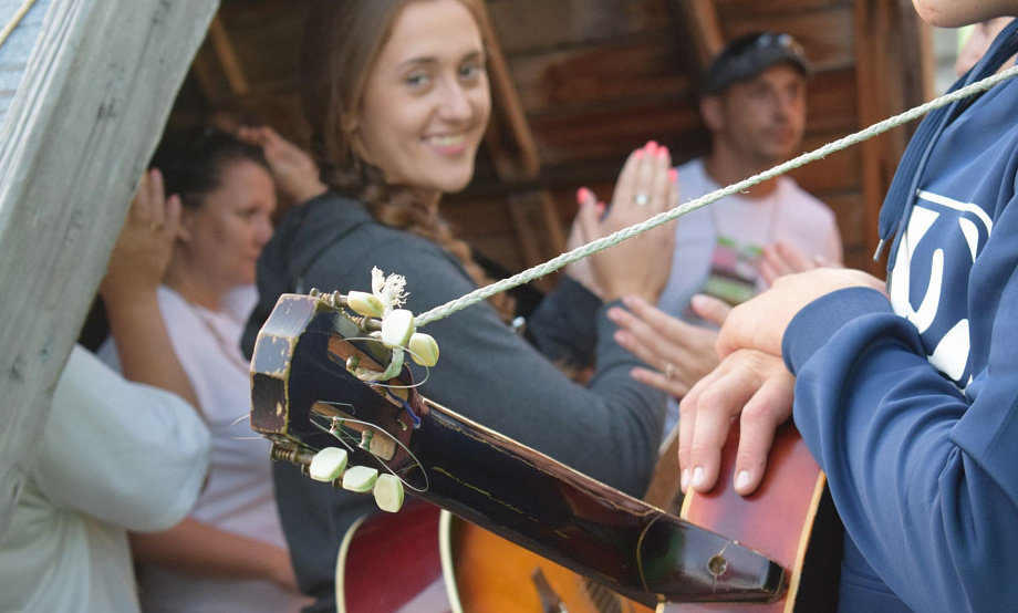 «Звенигора» снова зовет на Колыванское озеро любителей петь под гитару, лазить по скалам и создавать хенд-мейд