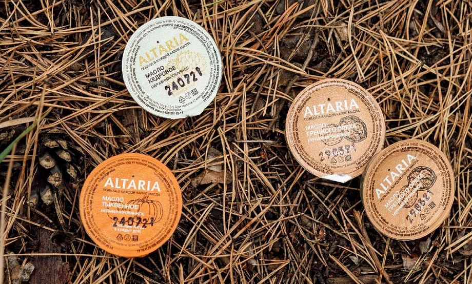 Бренд растительных масел Altaria упаковал мини-версии  масел в новогодний набор