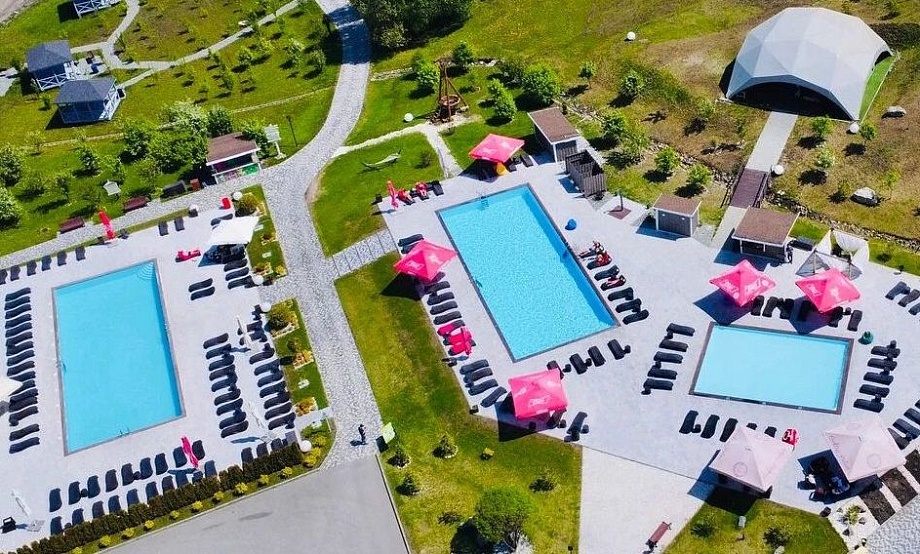 Серию вечеринок у бассейнов в пляжной зоне курорта Altai Palace начнут резиденты «культовых московских клубов»