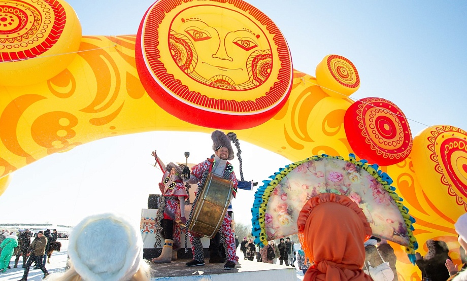 Раздать 30 тысяч блинов за 6 часов, а на столб взлететь за 18 секунд: 20-я Сибирская Масленица повысила планку рекордов