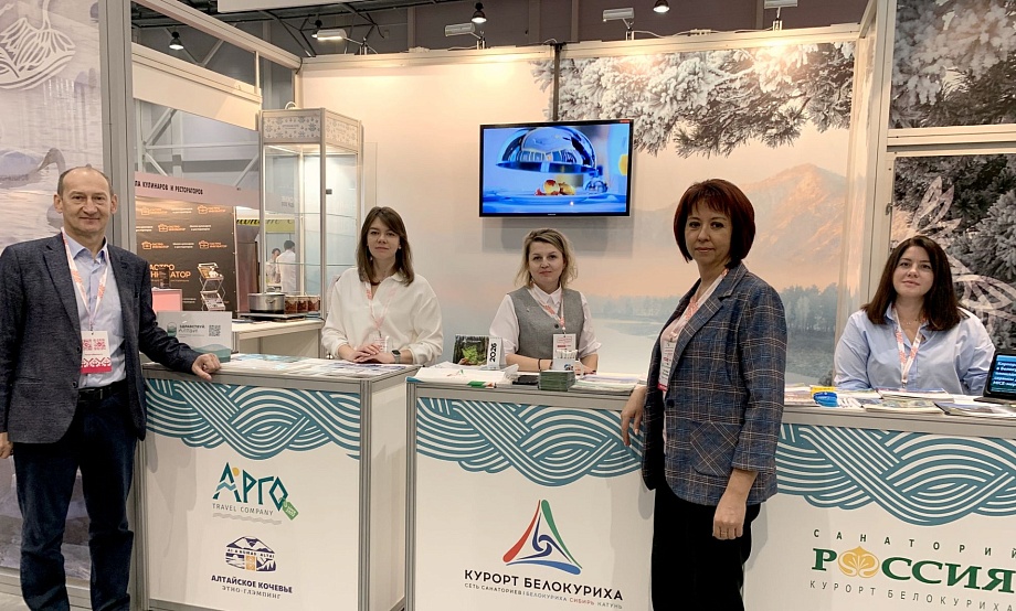 Отличные медиа- и турпродукты задерживали посетителей форума «Дикоросы» около стенда Алтайского края