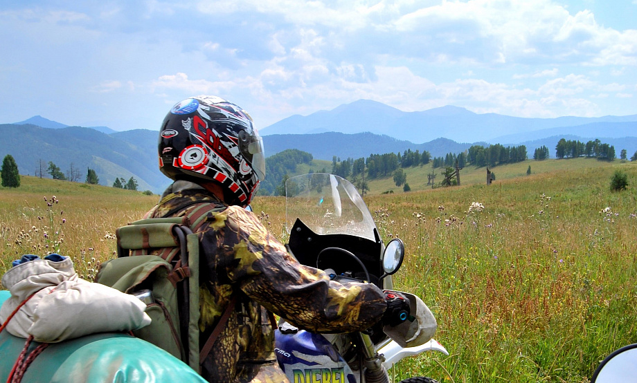 Послушайте о путешествиях по Африке на каяках, по Енисею – на самодельном катере и к пику Шангина – на мотоциклах