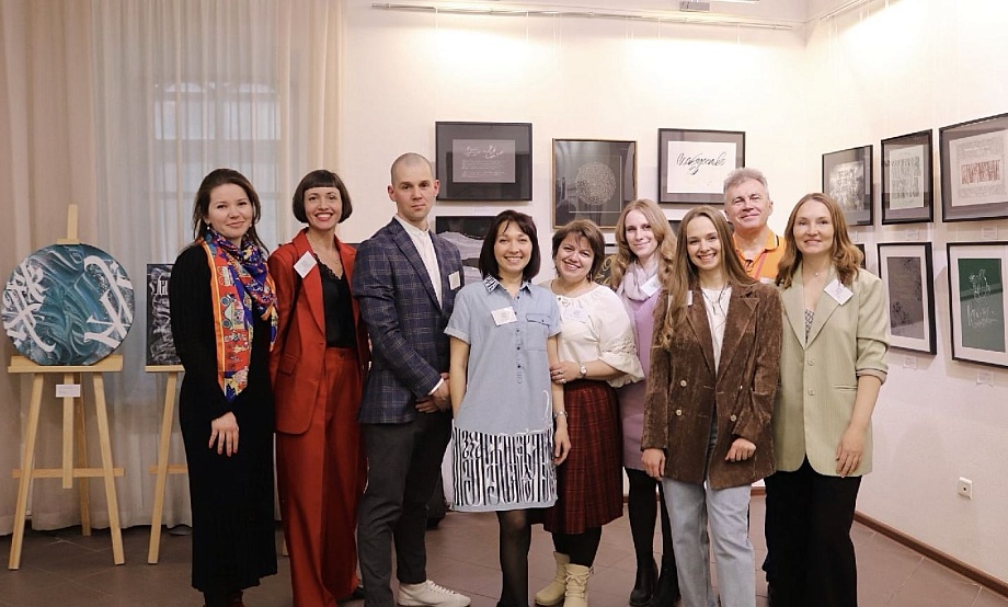Древнеславянскую вязь и другие культурные коды демонстрируют на выставке «Алтайские каллиграфы»