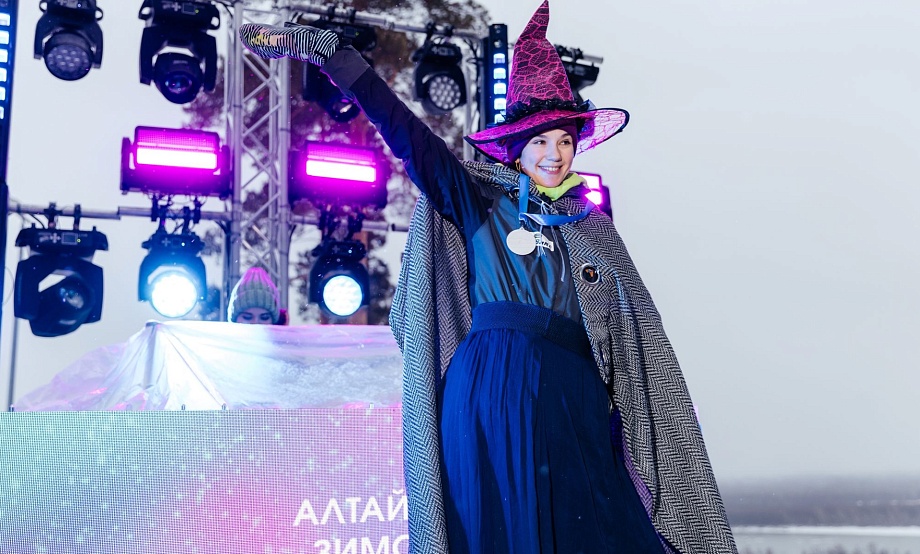 Гости «Алтайской зимовки» в карнавальных костюмах начнут фестиваль веселым парадом «Твоя сказочная зима»