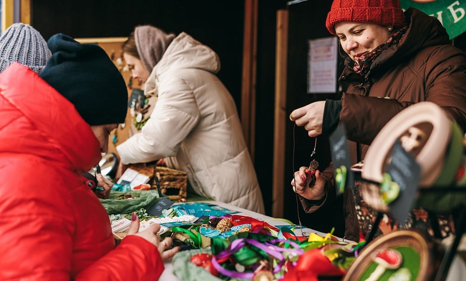 За новогодними подарками – на «Алтайскую зимовку»: декор ручной работы привезут на главную площадку фестиваля