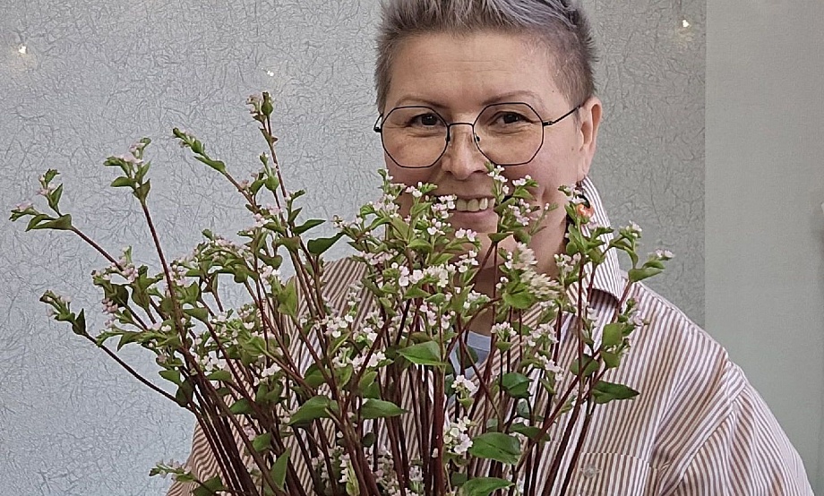 Алтайская гречиха цвела на продуктовой выставке в Москве. Реалистичный арт-объект создала мастер по холодному фарфору