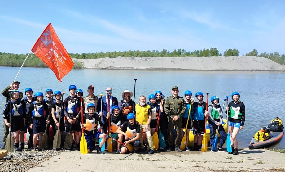 Портреты воинов-бийчан прибыли к Вечному огню на «Бессмертном сапе». Барнаульские рафты прошли за ним со Знаменами Победы
